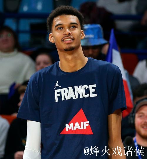 文班亚马跃过障碍直奔目标 文班亚马跃过障碍直奔目标